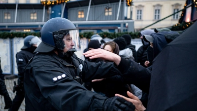 Polizisten greifen gegen linke Gegendemonstranten einer rechtsextreme Demonstration der Partei Die Heimat durch. (zu dpa: «Weniger Gewalttaten gegen Bayerns Beamte») (Foto: Fabian Sommer)