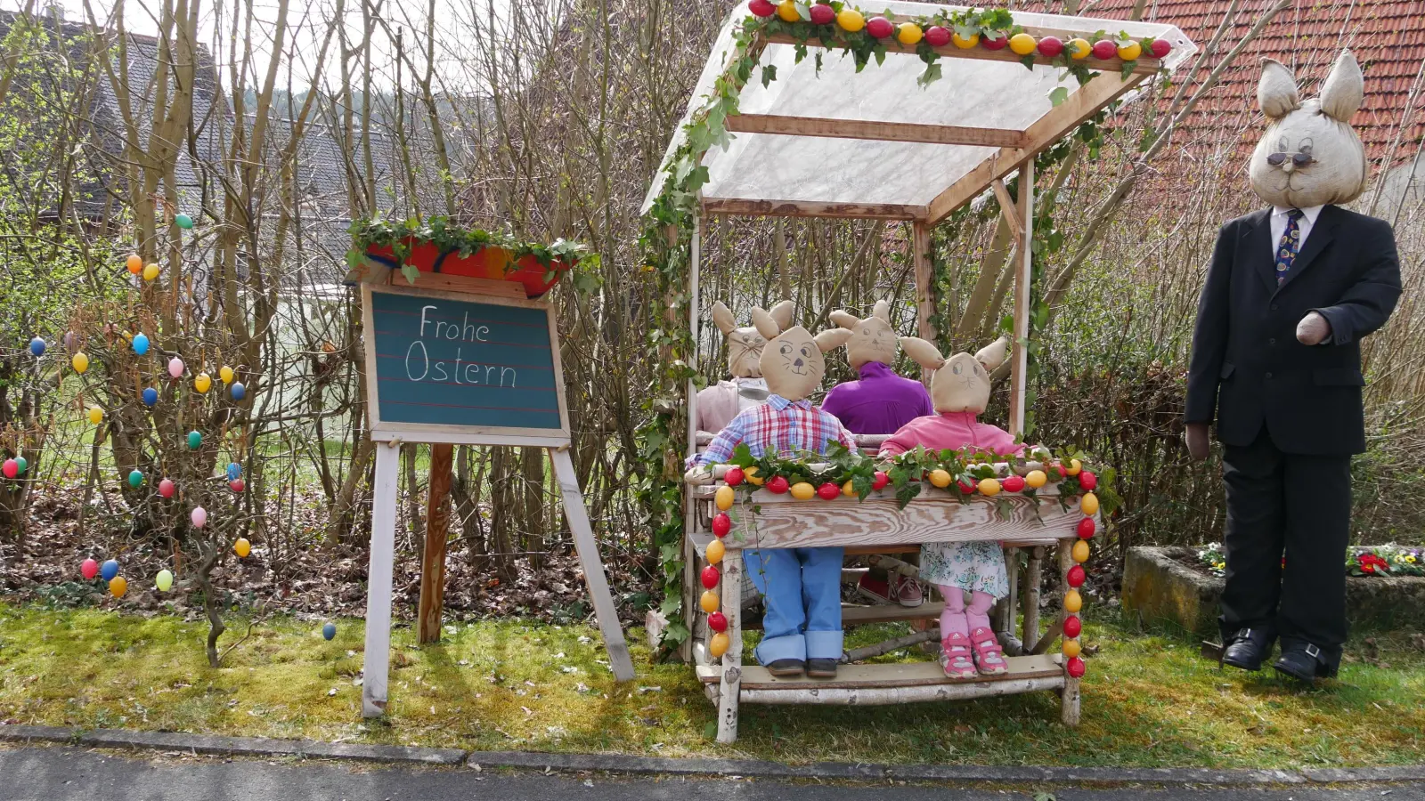 Das kleine Willmersbach (Gerhardshofen) lädt mit zahlreichen Stationen zu einem Osterspaziergang ein. Hier ist die Osterhasenschule zu bewundern. (Foto: Ulli Ganter)