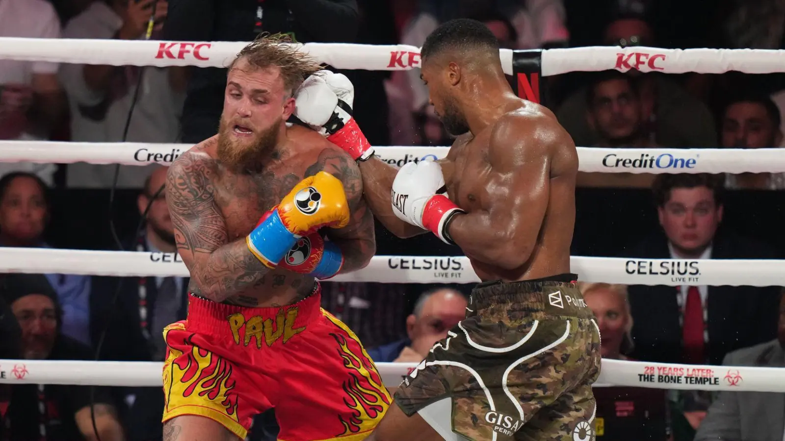 Anthony Joshua gewann das ungleiche Duell gegen Jake Paul. (Foto: Lynne Sladky/AP/dpa)