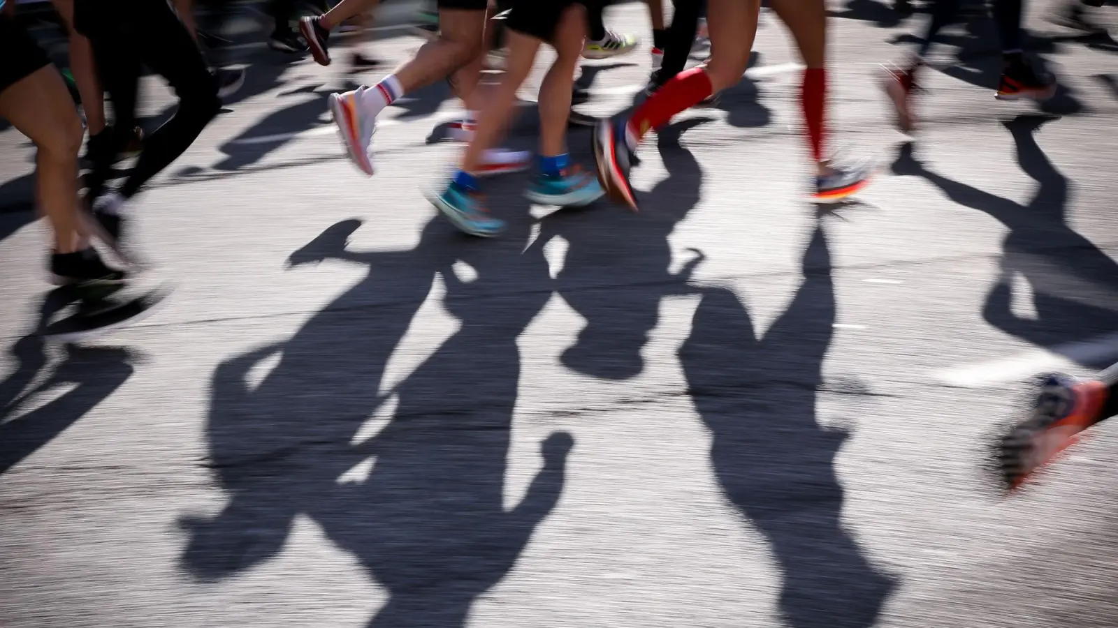 Zu schnell los und dann früher schlapp? Das kommt der Studie zufolge bei männlichen Marathon-Läufern deutlich häufiger vor.  (Foto: Christian Charisius/dpa)