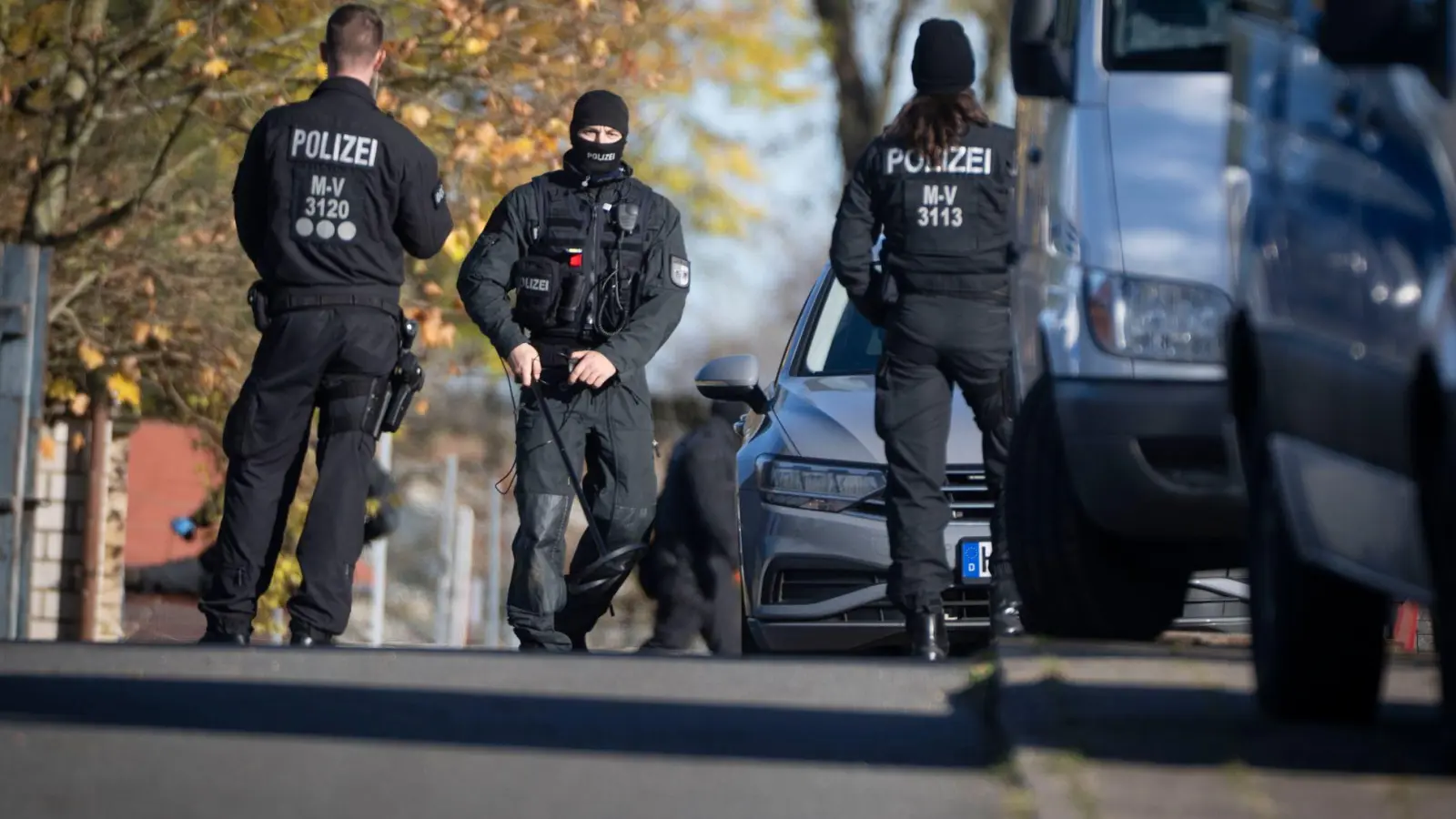Die Polizei durchsuchte am Donnerstag erneut Häuser. (Foto: Philip Dulian/dpa)