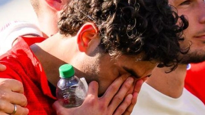 Zu Tränen gerührt: Eren Dinkci (Foto: Tom Weller/dpa)