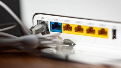 Ein LAN-Kabel im Router - in Millionen Haushalten steckt es noch immer in der DSL-Öffnung.  (Foto: Fabian Sommer/dpa)