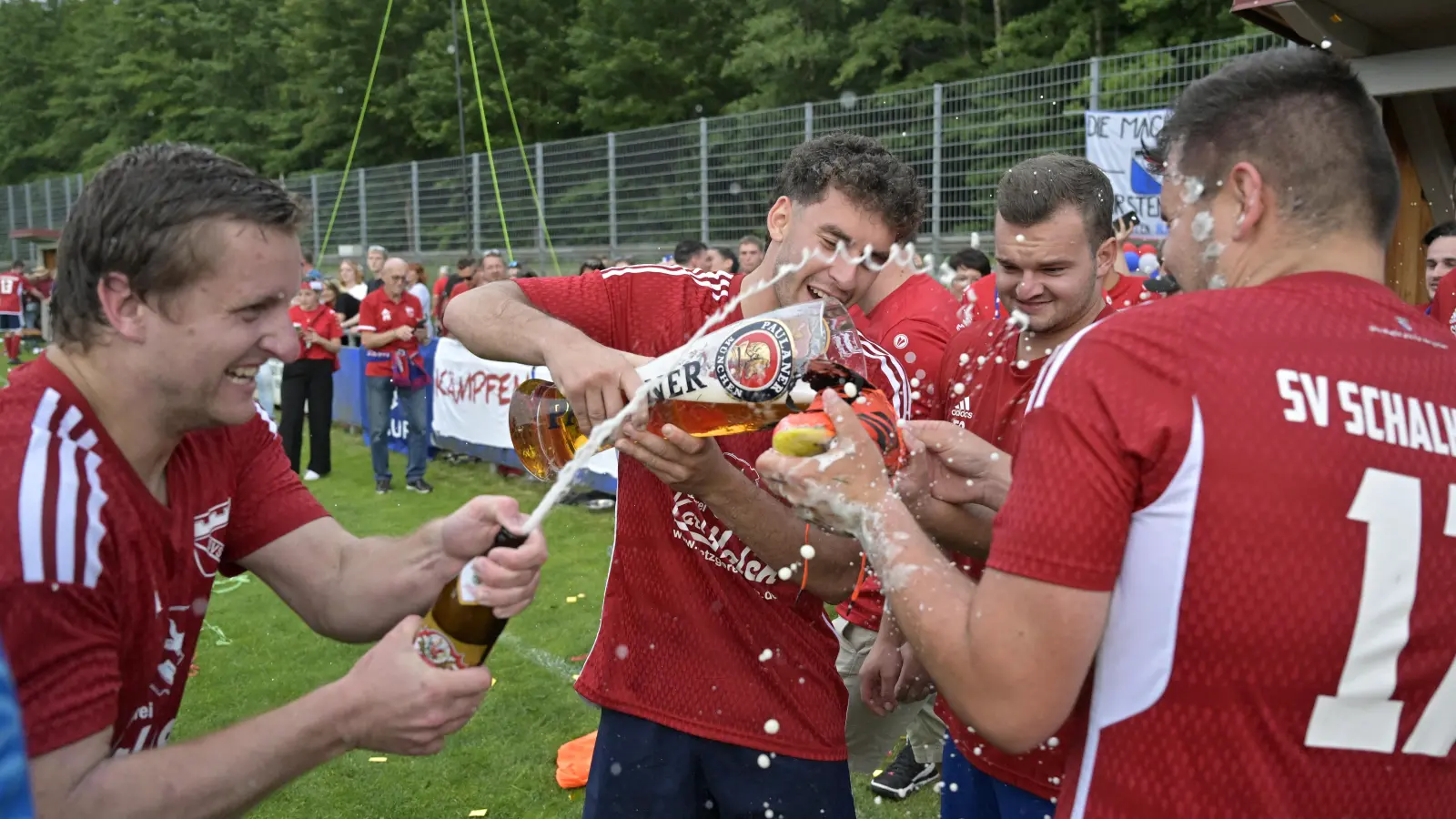 Wenn nächste Saison nach der Relegation wieder Bier in Fußballschuhe gefüllt wird, passiert das unter der Zuständigkeit des neuen Kreisspielleiters aus Langenfeld. Hier feiert der SV Schalkhausen mit Simon Klemm am Glas den Aufstieg in die Kreisliga. (Foto: Martin Rügner)