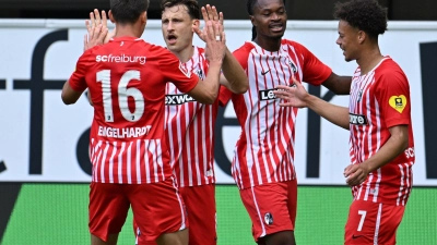 Freiburger Jubel in Paderborn. Maximilian Eggestein (2.v.l.) traf zum 1:0. (Foto: Swen Pförtner/dpa)