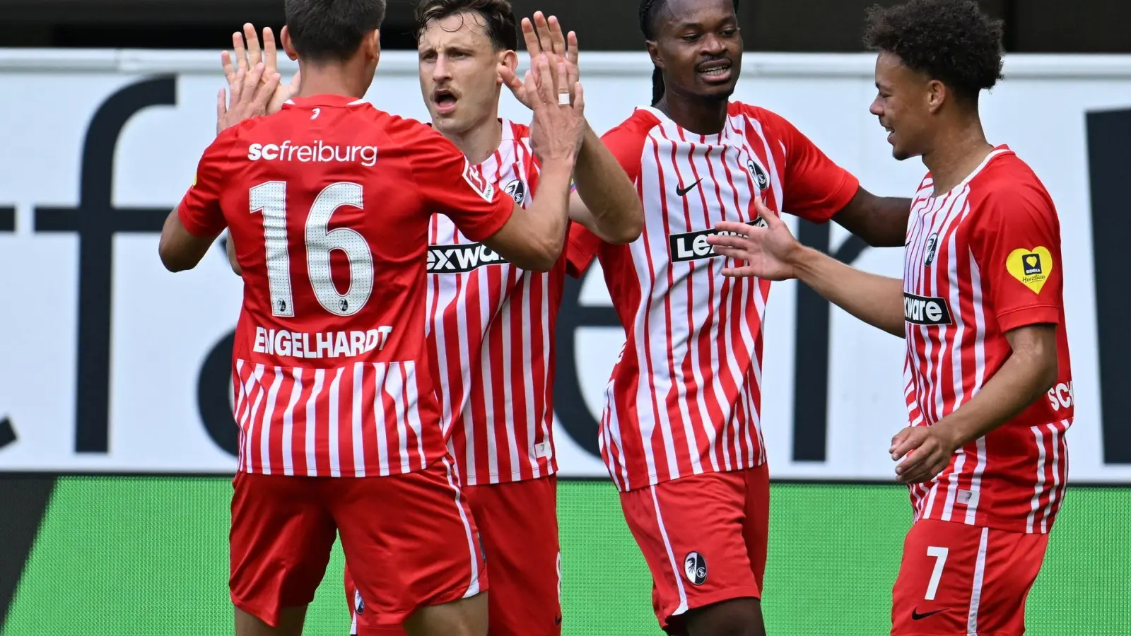 Freiburger Jubel in Paderborn. Maximilian Eggestein (2.v.l.) traf zum 1:0. (Foto: Swen Pförtner/dpa)