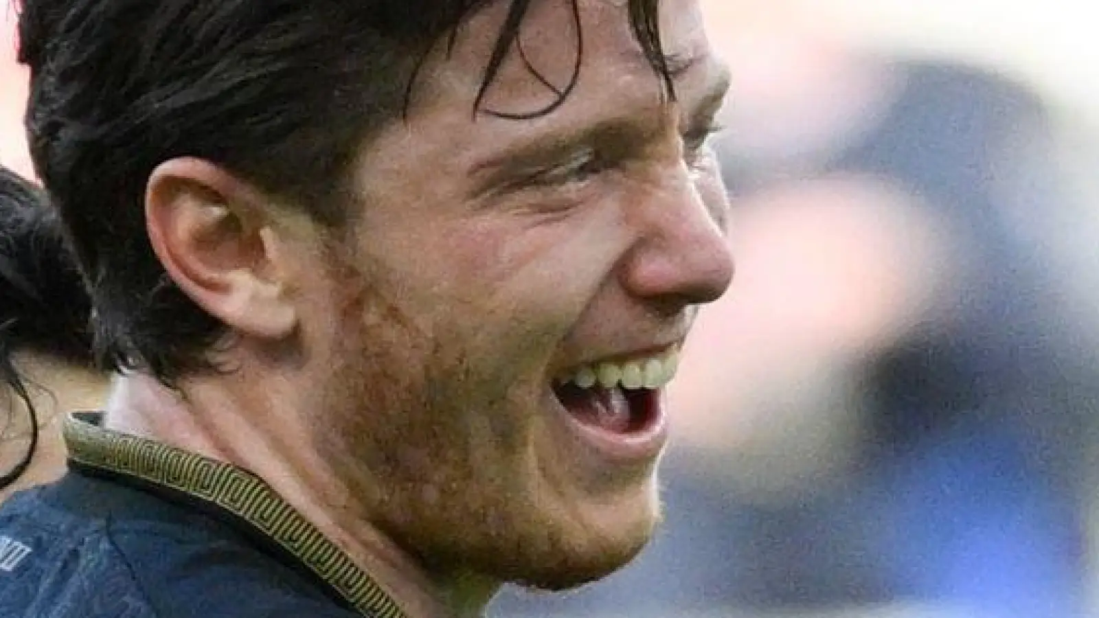 Durch seine Fairplay-Aktion Mann des Spiels: Augsburgs Michael Gregoritsch.  (Foto: Gregor Fischer/dpa)