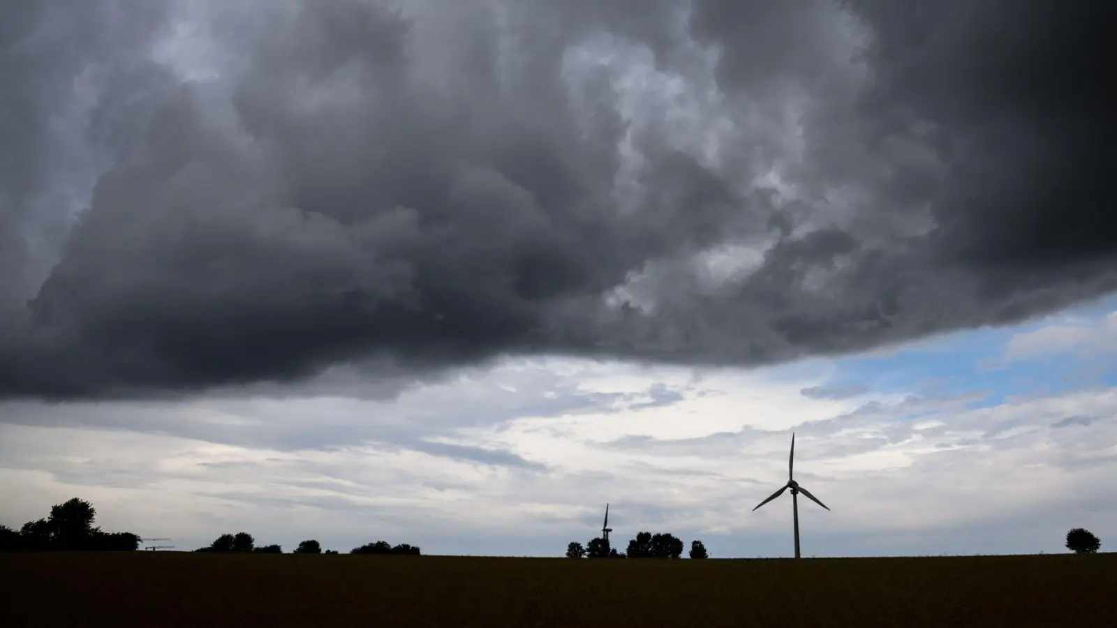 Laut Wetterdienst könnten am Freitagnachmittag schwere Gewitter in der Region auftreten. (Symbolbild: Julian Stratenschulte/dpa)