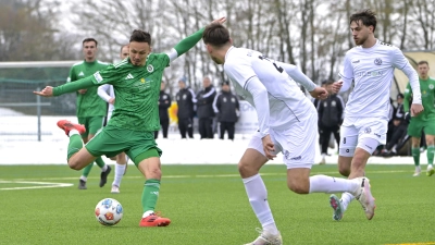 Tobias Dietrich (am Ball, hier im Spiel gegen die DJK Gebenbach) war unter den Ansbacher Torschützen. (Foto: Martin Rügner)