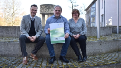 Landrat Dr. Christian von Dobschütz, Thomas Trautner und Yvonne Munro (von links) stellten gestern den „Wegweiser Psychische Gesundheit“ vor, der für Fachleute und die Öffentlichkeit online abrufbar ist. (Foto: Ute Niephaus)