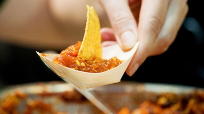 Wer Chili sin Carne zubereiten möchte, greift gern auf Veggie-Hack zurück. (Foto: Klaus-Dietmar Gabbert/dpa-tmn)