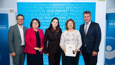 Freuten sich über die Ehrung (von links): Landtagsabgeordneter Werner Stieglitz, stellvertretende Landrätin Ruth Halbritter, Regierungspräsidentin Dr. Kerstin Engelhardt-Blum, Angelika Stegmayer und Matthias Schwarz. (Foto: Bayerisches Staatsministerium für Gesundheit, Pflege und Prävention)