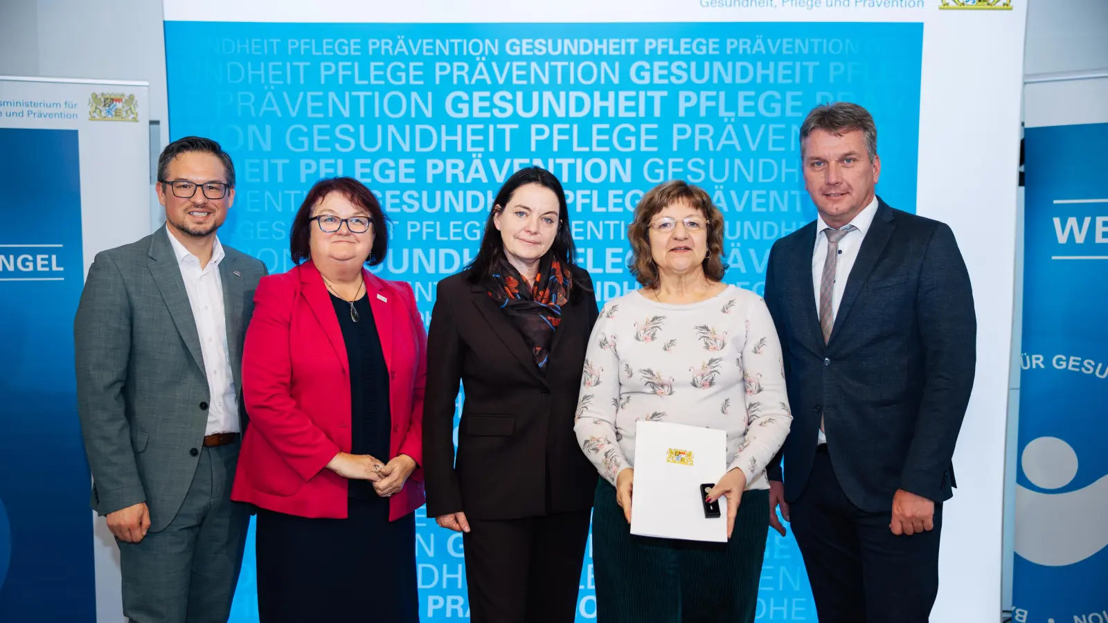 Freuten sich über die Ehrung (von links): Landtagsabgeordneter Werner Stieglitz, stellvertretende Landrätin Ruth Halbritter, Regierungspräsidentin Dr. Kerstin Engelhardt-Blum, Angelika Stegmayer und Matthias Schwarz. (Foto: Bayerisches Staatsministerium für Gesundheit, Pflege und Prävention)