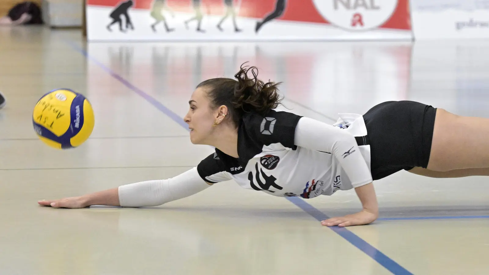 Aller Einsatz half am Ende nichts: Für Ansbach (hier Pia Loscher) ist in Liga drei kein Platz. (Foto: Martin Rügner)