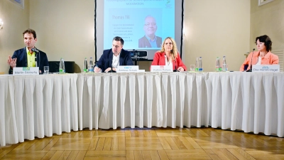 Sie debattierten in der Karlshalle (von links): Martin Stümpfig (Grüne), Andreas Schalk (CSU), Kathrin Pollack (SPD) und Elke Homm-Vogel (Freie Wähler). AfD-Kandidat Johannes Meier war trotz Zusage nicht erschienen. (Foto: Jim Albright)