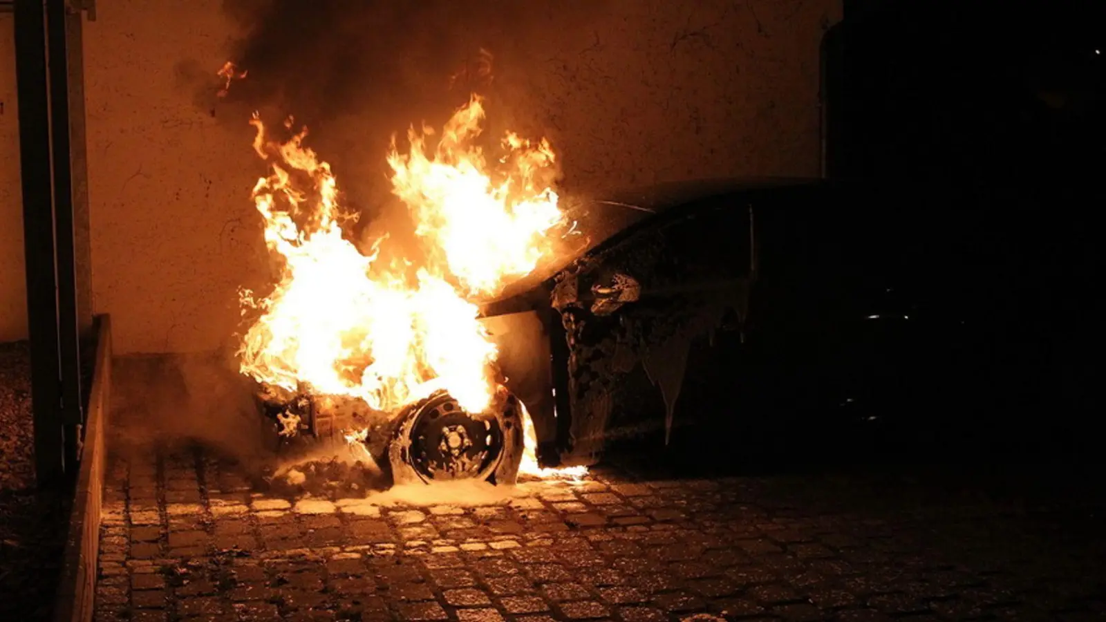 In der Silvesternacht brennen in Deutschland etwa 1.000 Autos - so viel wie sonst in einem Monat. (Symbolbild) (Foto: Silvio Dietzel/dpa-Zentralbild/dpa)