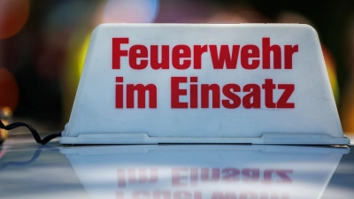 Die Feuerwehr löscht das Feuer schnell. (Symbolbild) (Foto: Daniel Karmann/dpa)