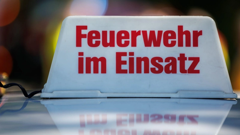 Die Feuerwehr löscht das Feuer schnell. (Symbolbild) (Foto: Daniel Karmann/dpa)