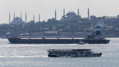 Die unter der Flagge Sierra Leones fahrende Razoni, die mit 26.000 Tonnen Mais beladen ist, ist das erste Frachtschiff, das die Ukraine seit der russischen Invasion verlassen hat. Sein Endziel ist der Libanon. (Foto: Tolga Ildun/ZUMA Press Wire/dpa)