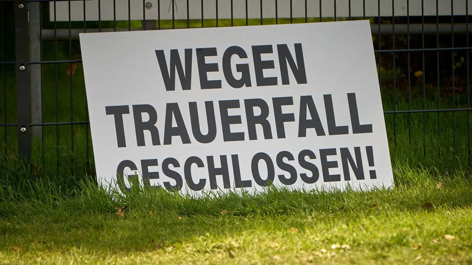 Nach dem folgenschweren Arbeitsunfall mit drei Toten und zwei lebensgefährlich Verletzten bleibt die Lederfabrik geschlossen.  (Foto: Sascha Ditscher/dpa)