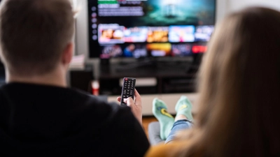 Check der Stiftung Warentest: Ein Abstand zum TV von etwa dem 2,5-Fachen der Bildschirmdiagonale ist sowohl für Frauen als auch für Männer angenehm. (Foto: Daniel Reinhardt/dpa/dpa-tmn)