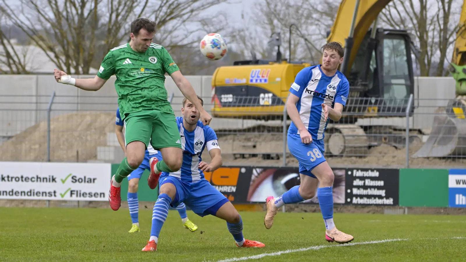 Der Ausgleich: Lukas Schmidt (links) trifft per Kopf für Ansbach. (Foto: Martin Rügner)