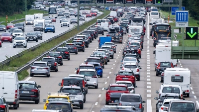 Der ADAC prognostiziert eines der schlimmsten Stauwochenenden der Saison. Auch die Region soll nach seinen Angaben betroffen sein. (Symbolbild: Peter Kneffel/dpa/Symbolbild)