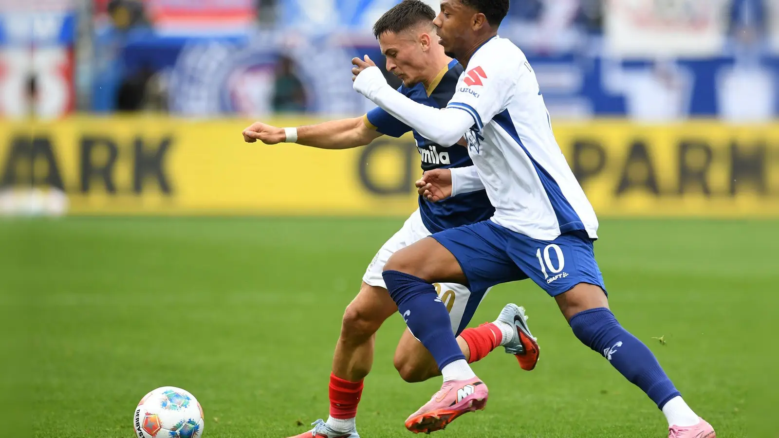 Kiel und Darmstadt lieferten ein intensives Spiel. (Foto: Daniel Bockwoldt/dpa)
