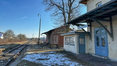 Der frühere Wilburgstettener Bahnhof liegt seit Jahrzehnten im Winterschlaf. MdL Martin Stümpfig ist optimistisch, das hier in rund vier Jahren wieder Züge halten. (Foto: Martina Haas)