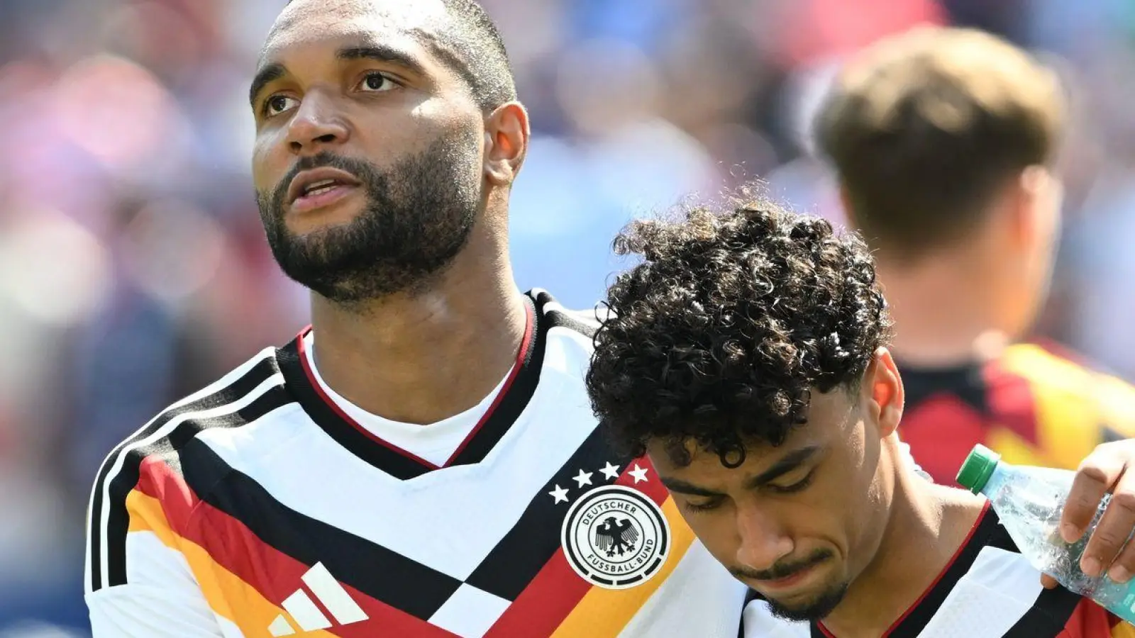 Bald auch im Verein Teamkollegen? Jonathan Tah (l) und der offenbar vom FC Bayern umworbene Nathaniel Brown. (Archivbild) (Foto: Federico Gambarini/dpa)