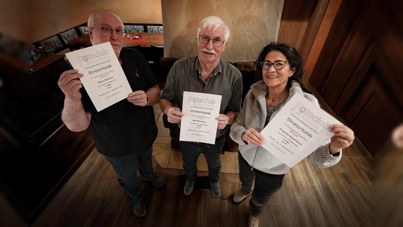 Die Jahresehrungen beim Fotoclub 1927 für die drei Bestplatzierten im Wettbewerb (von links): Peter Dischner, Karl Kirschner und Angelika Besenbeck. (Foto: Rainer Adolf)
