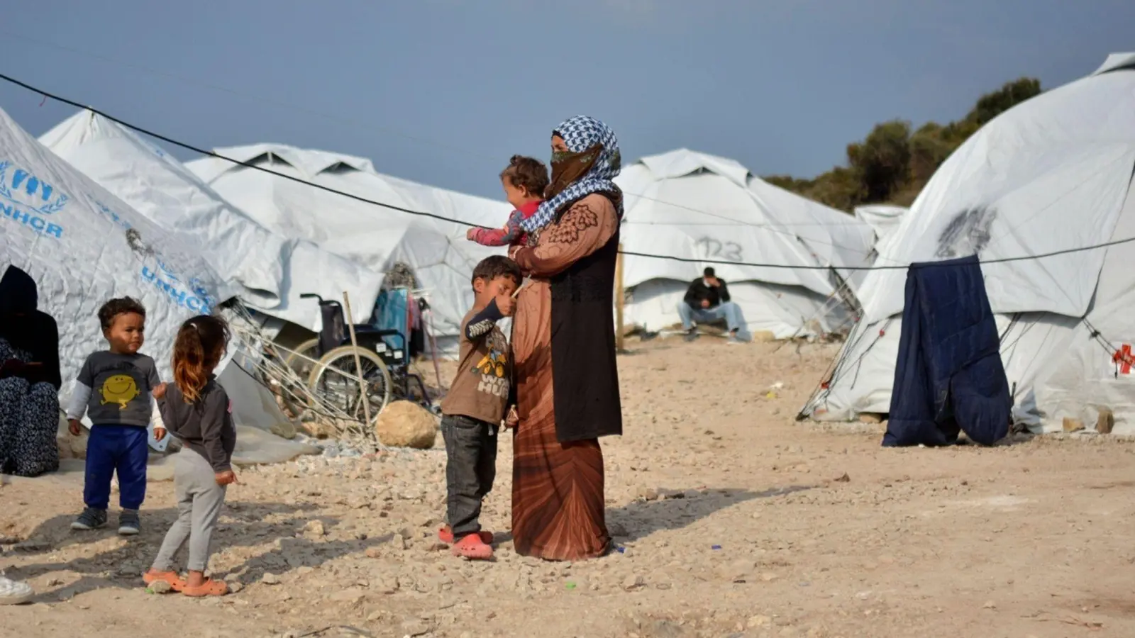 Eine Frau steht mit ihren Kindern im Flüchtlingslager Kara Tepe in der Nähe von Mytilini auf Lesbos (Symbolbild). (Foto: Panagiotis Balaskas/AP/dpa)