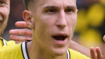 Nico Schlotterbeck jubelt wieder auf dem Platz mit seinen Teamkollegen. (Foto: Bernd Thissen/dpa)