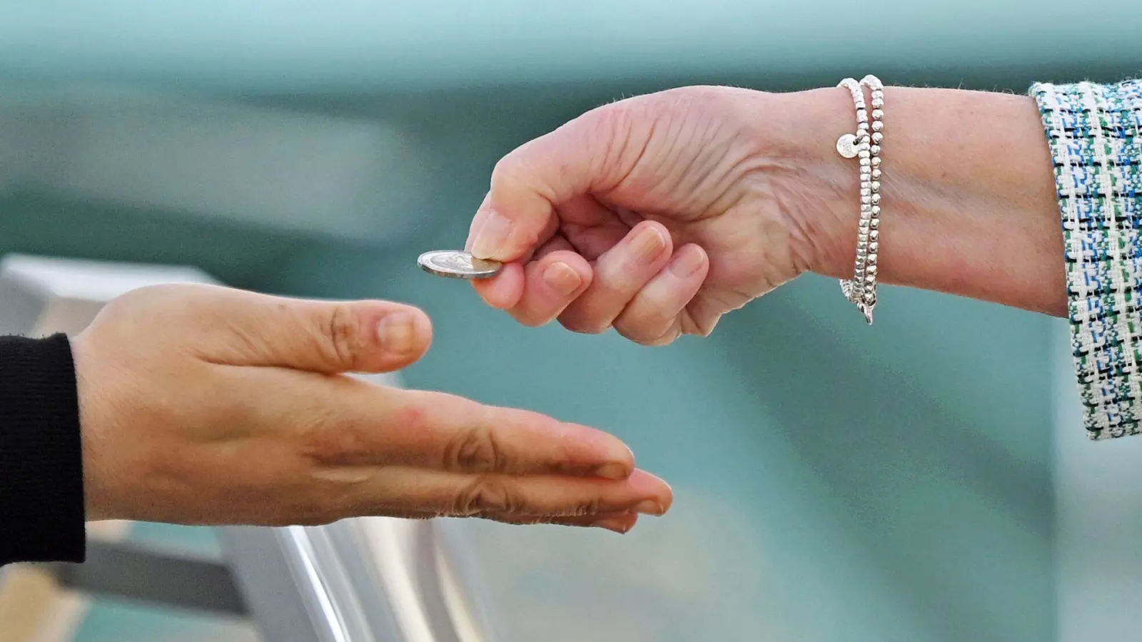 Zu viel Rückgeld erhalten? Dann sollten Sie den Händler besser darauf hinweisen. (Foto: Jennifer Brückner/dpa/dpa-tmn)