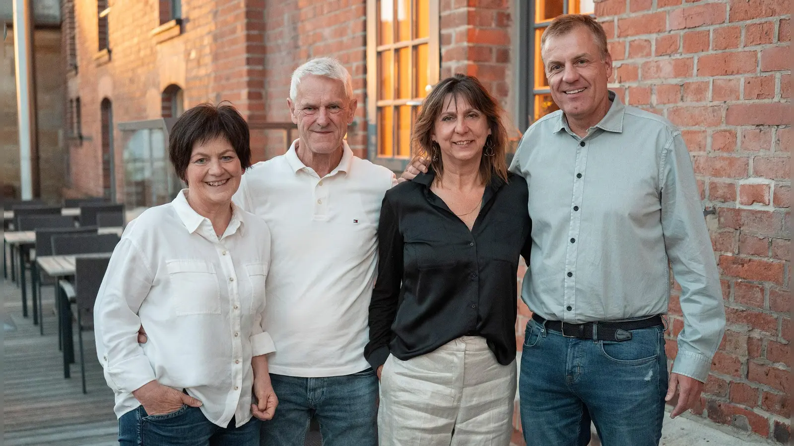 Die Firmengründer Oliver Zeilinger und Roland Krämer mit ihren Ehefrauen. (Foto: Auto Zeilinger)