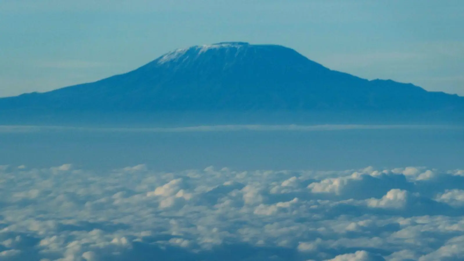 Der Gipfel des Kilimandscharo ragt aus der Wolkendecke hervor. (Archivbild) (Foto: Xie Jianfei/XinHua/dpa)