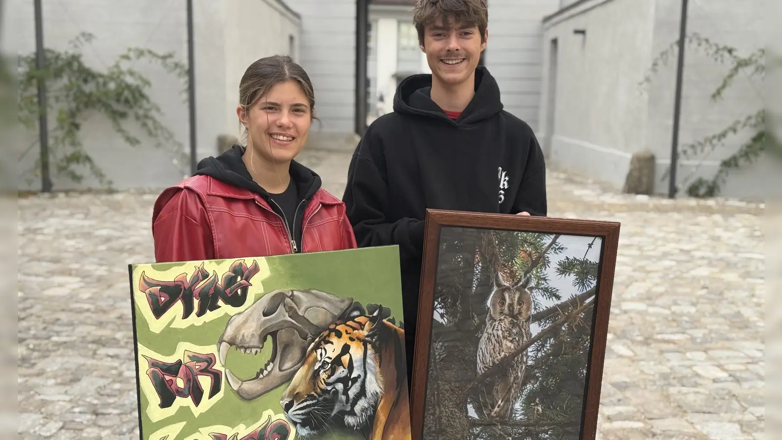 Hier ein Tiger, dort eine Eule: Johanna Rißling malt, ihr Zwillingsbruder Florian Rißling fotografiert. (Foto: Lara Hausleitner)