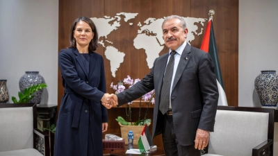 Annalena Baerbock (Bündnis90/Die Grünen), Außenministerin von Deutschland, spricht mit Mohammed Schtaje, Ministerpräsident der Palästinensichen Autonomiebehörde. (Foto: Michael Kappeler/dpa)