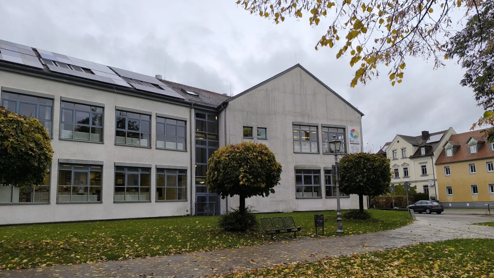 Das Berufliche Schulzentrum in Ansbach wird aktuell mit Erdgas beheizt. Aber der Gaskessel weist Schäden auf, so dass die Suche nach einer Alternative dringlicher wird.  (Foto: Thomas Schaller)