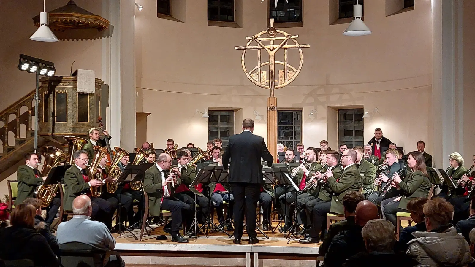 Die Stadtkapelle Dinkelsbühl unter Leitung von Johannes Krauß begeisterte bei ihrem traditionellen Weihnachtskonzert in der Paulskirche das Publikum. (Foto: Jürgen Eisen)