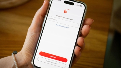 Einheitliche Lösung: Ab Januar 2027 erfolgt die Freigabe von Online-Zahlungen ausschließlich über die S-pushTAN-App. (Foto: Zacharie Scheurer/dpa-tmn)