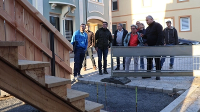 Die neue Holztreppe am Torturm ist weitgehend fertiggestellt. Bürgermeister Claus Seifert (Zweiter von rechts) erläuterte beim Bauausschuss-Ortstermin unter anderem, was im dortigen Bereich noch zu erledigen ist. (Foto: Andreas Reum)