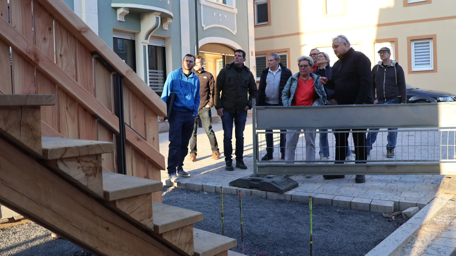 Die neue Holztreppe am Torturm ist weitgehend fertiggestellt. Bürgermeister Claus Seifert (Zweiter von rechts) erläuterte beim Bauausschuss-Ortstermin unter anderem, was im dortigen Bereich noch zu erledigen ist. (Foto: Andreas Reum)