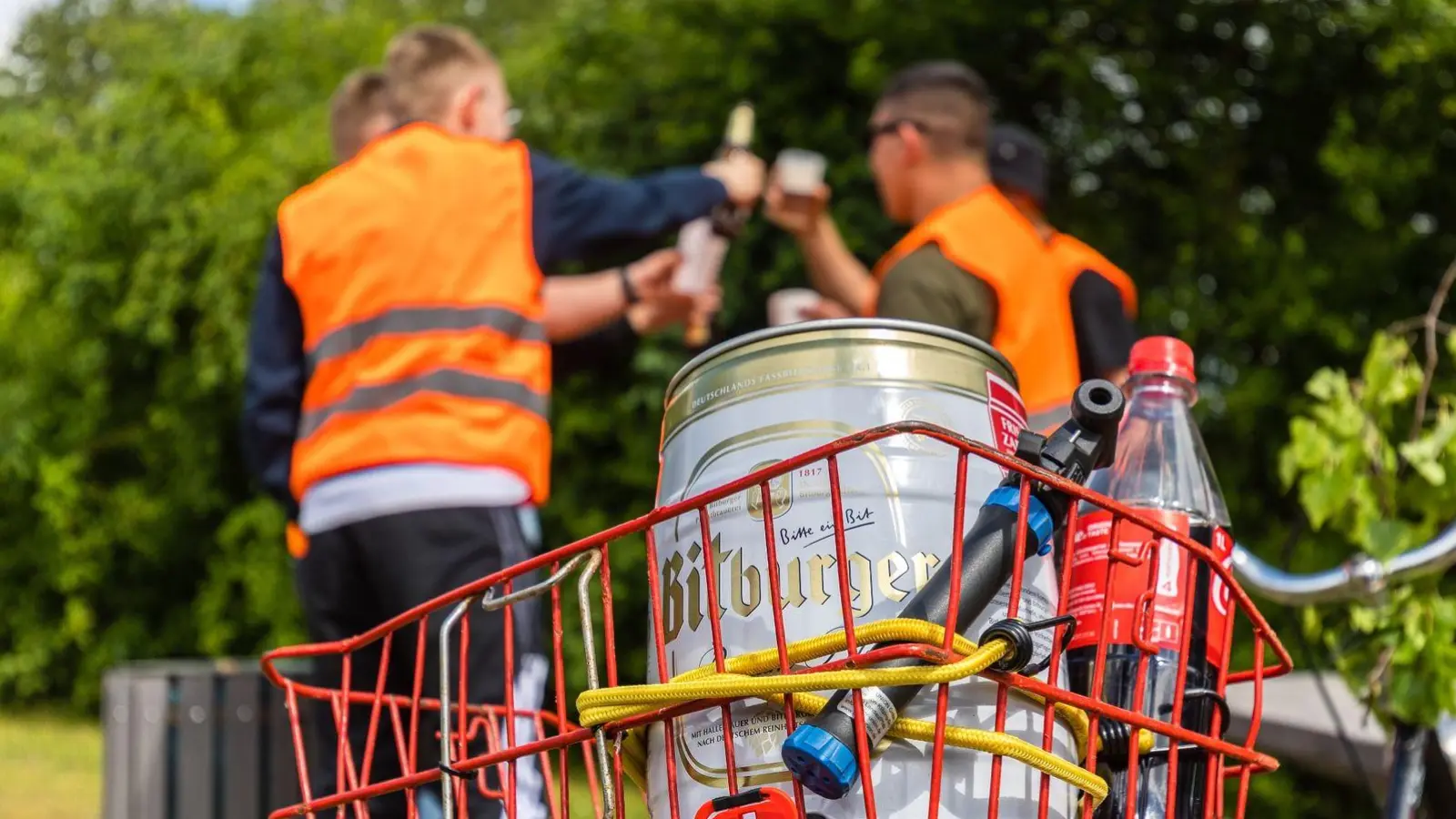 Schieben ja, fahren nein: Am Vatertag vor zwei Jahren haben betrunkene Radler laut einer Auswertung von Polizeidaten die Hälfte aller Alkoholunfälle verursacht. (Foto: Frank Hammerschmidt/dpa)