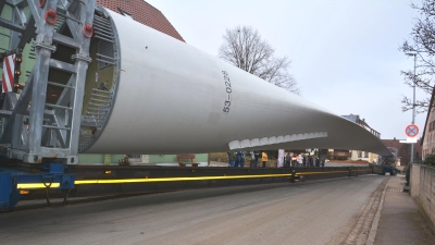 Schon die Zahlen sind beachtlich: 23 Tonnen wiegt ein Flügel für den Rotor des Windrades. Unser Foto entstand in Frankenhofen, wo die 80 Meter langen Schwertransporter einige Engstellen passieren mussten. (Foto: Peter Tippl)