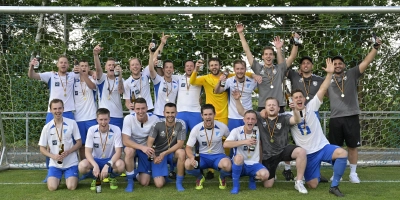 Die SG Sachsen/Windsbach, Meister der Kreisklasse 2 und Aufsteiger in die Kreisliga, obere Reihe von links: Marc Pulst, Tim Stolz, Nico Schlund, Jens Böhmländer, Lorenz Vogelhuber, Marco Reul, Patrick Meyer, Kapitän Yannic Böhmländer, Pascal Seitz, Co-Trainer Cihan Findik und Trainer Sedat Findik. Untere Reihe von links: Hendrik Niebler, Stefan Hofmann, Alexander Strauß, Denis Parlak, Alexander Hofmann, Maximilian Barthel, Julian Trautner und Christoph Heisrath. (Foto: Martin Rügner)