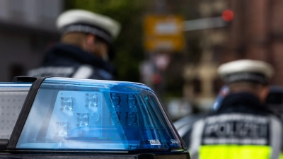 Die Täter sollen den 21-Jährigen nach einem Faschingsumzug am Rosenmontag attackiert haben. (Symbolbild) (Foto: Philipp von Ditfurth/dpa)