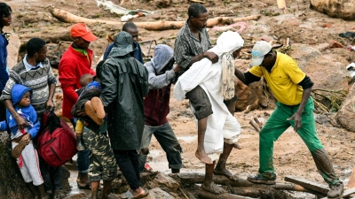 Ein verletzter Mann wird in Malawi über eine Behelfsbrücke getragen. (Foto: Thoko Chikondi/AP)