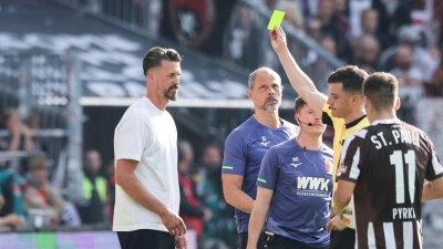 Schiedsrichter Harm Osmers zeigt Trainer Sandro Wagner (FC Augsburg, l) die gelbe Karte. (Foto: Christian Charisius/dpa)