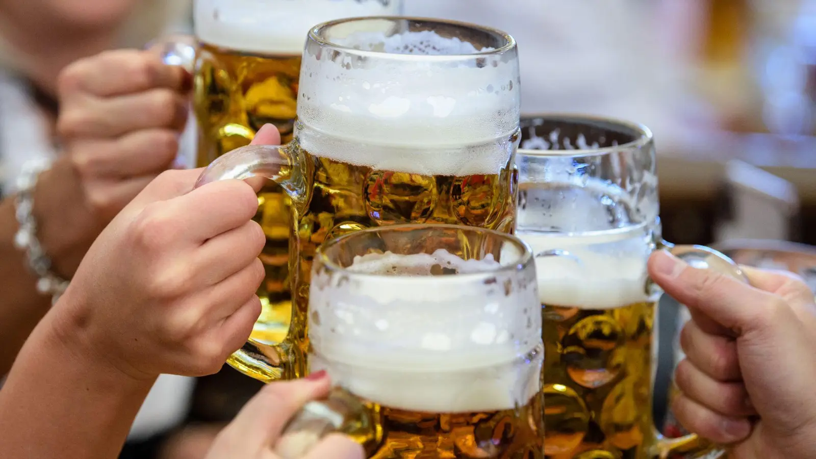 Zum Wiesn-Anstich am Samstag wird es bewölkt und trocken, wie der Deutsche Wetterdienst aktuell vorhersagt. (Symbolbild) (Foto: Matthias Balk/dpa)
